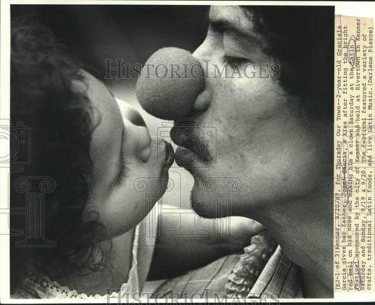 1987 Press Photo Graciela & father Jose Garcia at the Latin Festival in Kenner - Historic Images