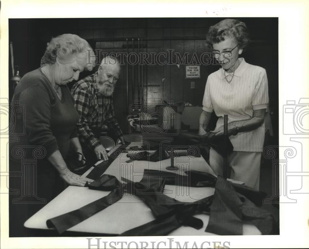 1989 Press Photo Senior Citizens making red ribbons at Hadden Hall, Covington - Historic Images