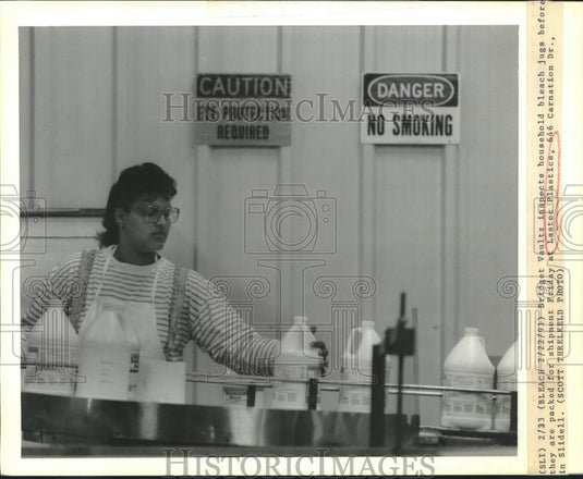1991 Press Photo Bridget Vaultz inspects household bleach at Lastec Plastics - Historic Images