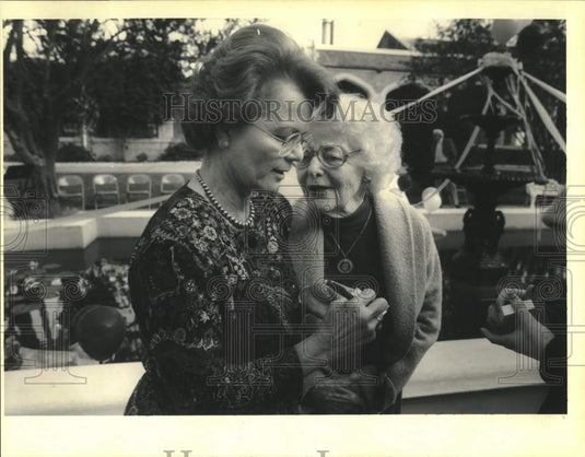 1992 Press Photo Verna Landrieu & Rosa Keller in courtyard of Ursuline Academy. - Historic Images