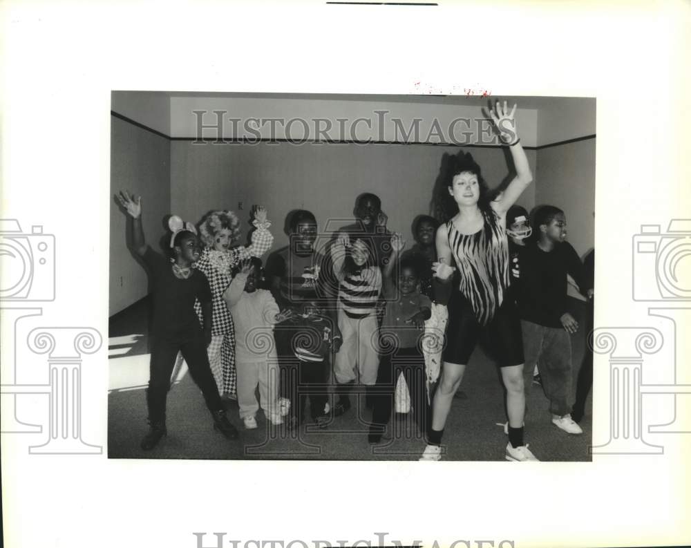 1989 Press Photo Toni Landeche leads jazzercise at Library Book Costume Party - Historic Images