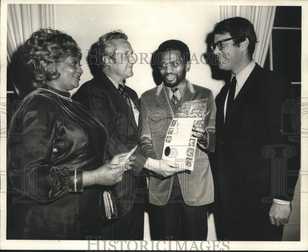 1971 Mayor Moon Landrieu with winners of Beautiful Blocks program - Historic Images