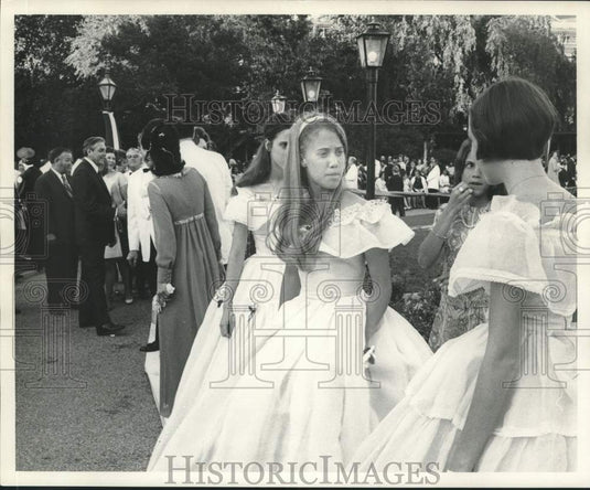 Press Photo Girls in white dresses at Mayor Moon Landrieu's inauguration - Historic Images