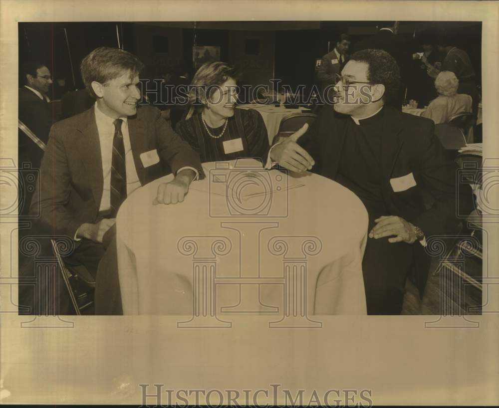 1988 Press Photo John Landrum with wife Martha & Father George Murry S.J. - Historic Images