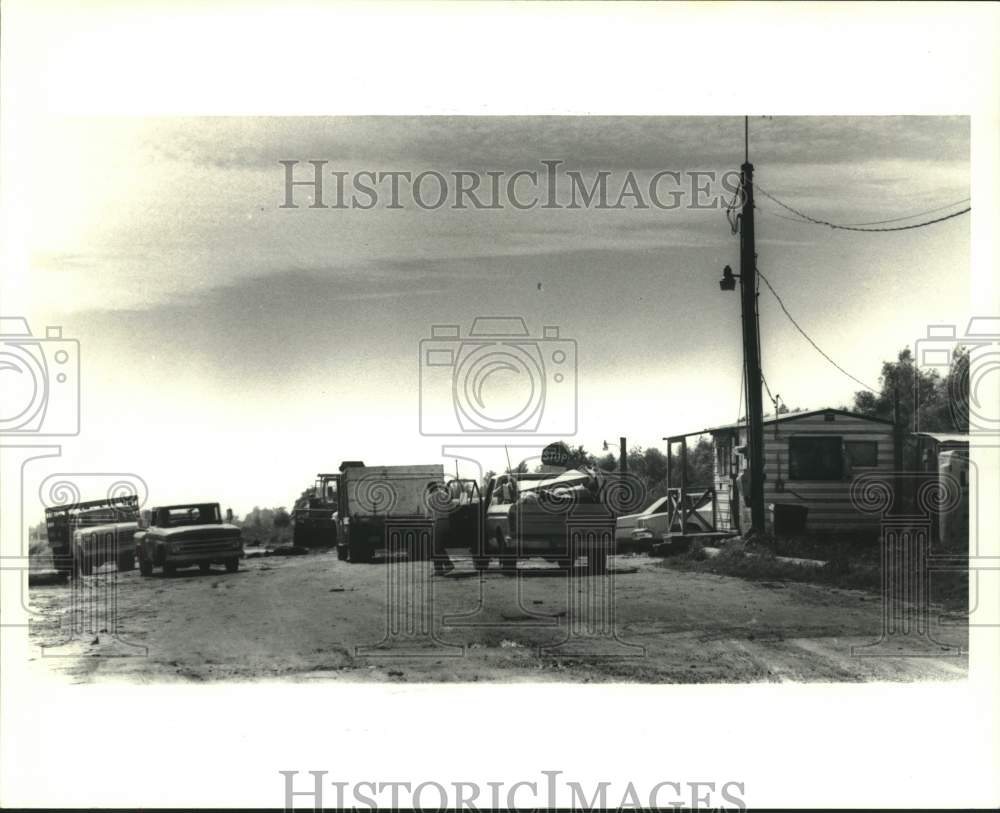 1986 Press Photo Trucks check in with City Landfill office at Almonastor Road - Historic Images