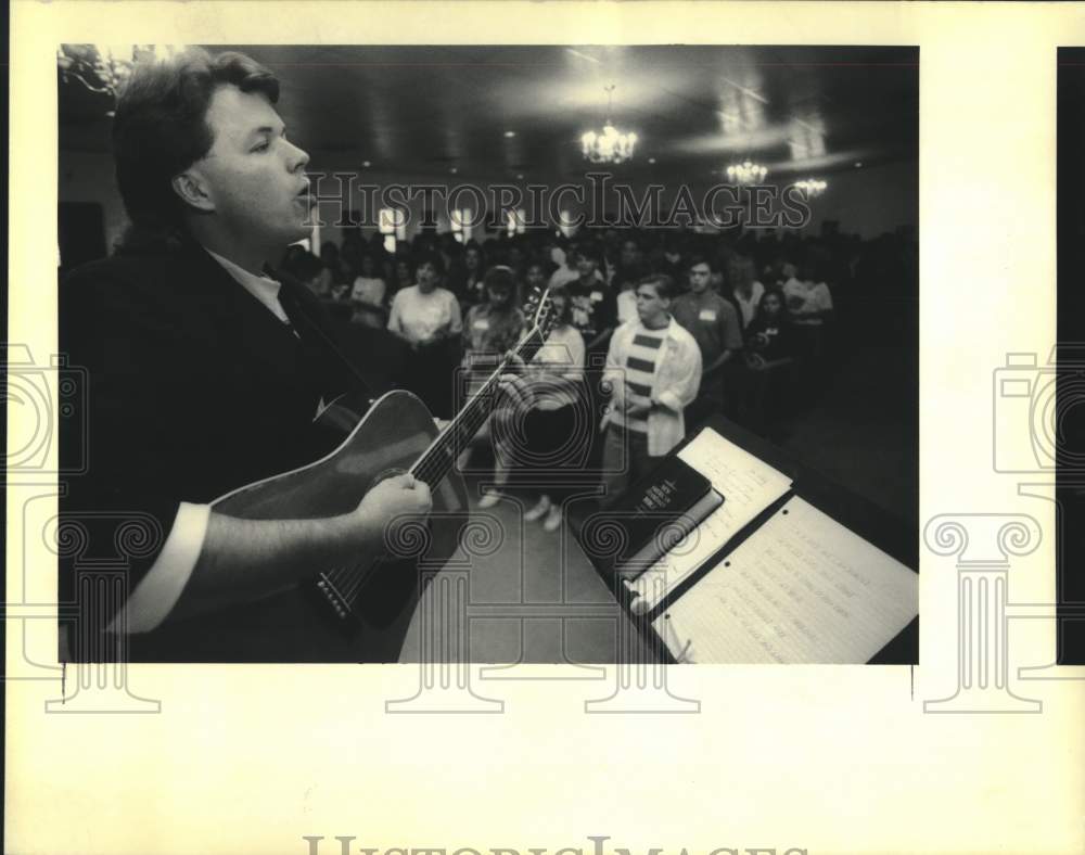 1992 Press Photo David Kauffman sings gospel songs to area youth - Historic Images