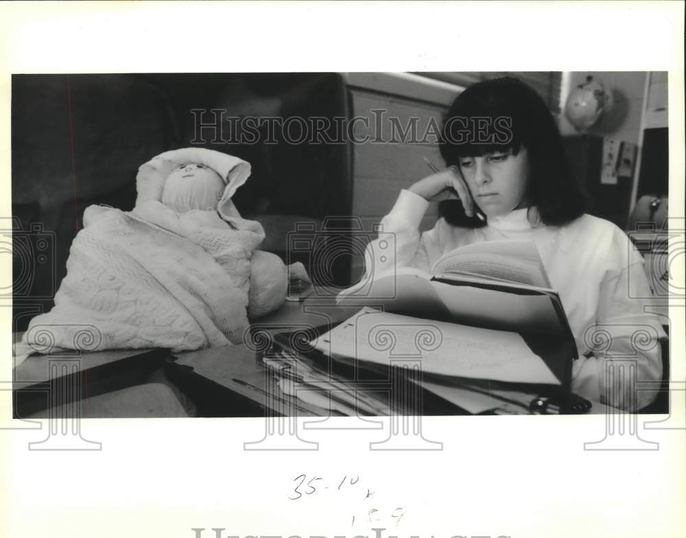 1990 Press Photo Melissa Kase studies ancient history with a &quot;baby&quot; at her side - Historic Images