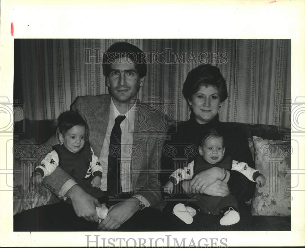 1989 Press Photo Donald &amp; Dorothy Kattengell with twin sons Jared &amp; Mitchell - Historic Images