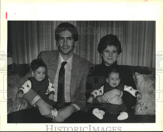 1989 Press Photo Donald & Dorothy Kattengell with twin sons Jared & Mitchell - Historic Images