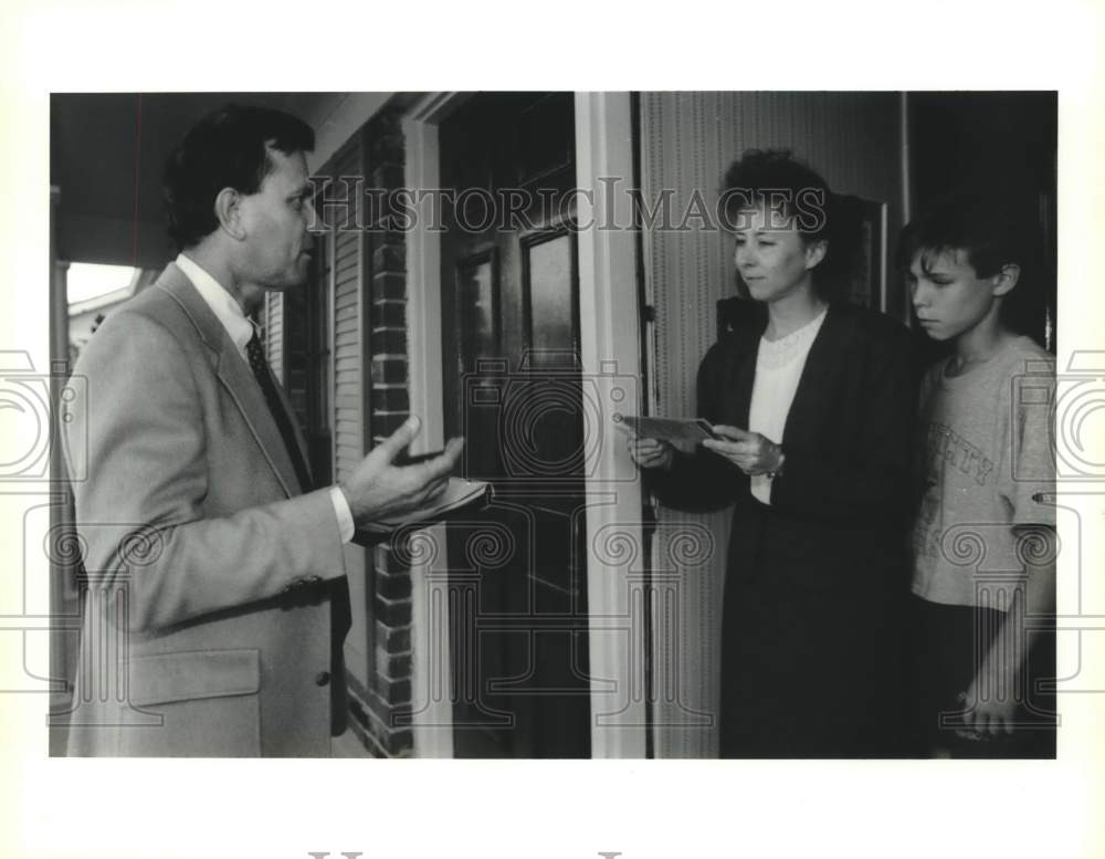 1990 Press Photo Gene Katsanis campaigning for Jefferson Parish School Board - Historic Images