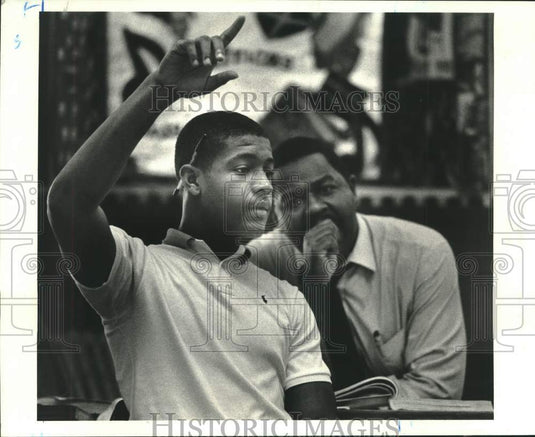 1987 Press Photo Coach Bill Robinson and Albert Wroten at Homeroom 122 - Historic Images