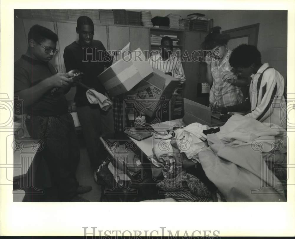 1989 Press Photo Students at Karr Jr. High sort donations for Santa&#39;s Workshop - Historic Images