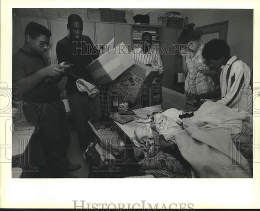 1989 Press Photo Students at Karr Jr. High sort donations for Santa's Workshop - Historic Images