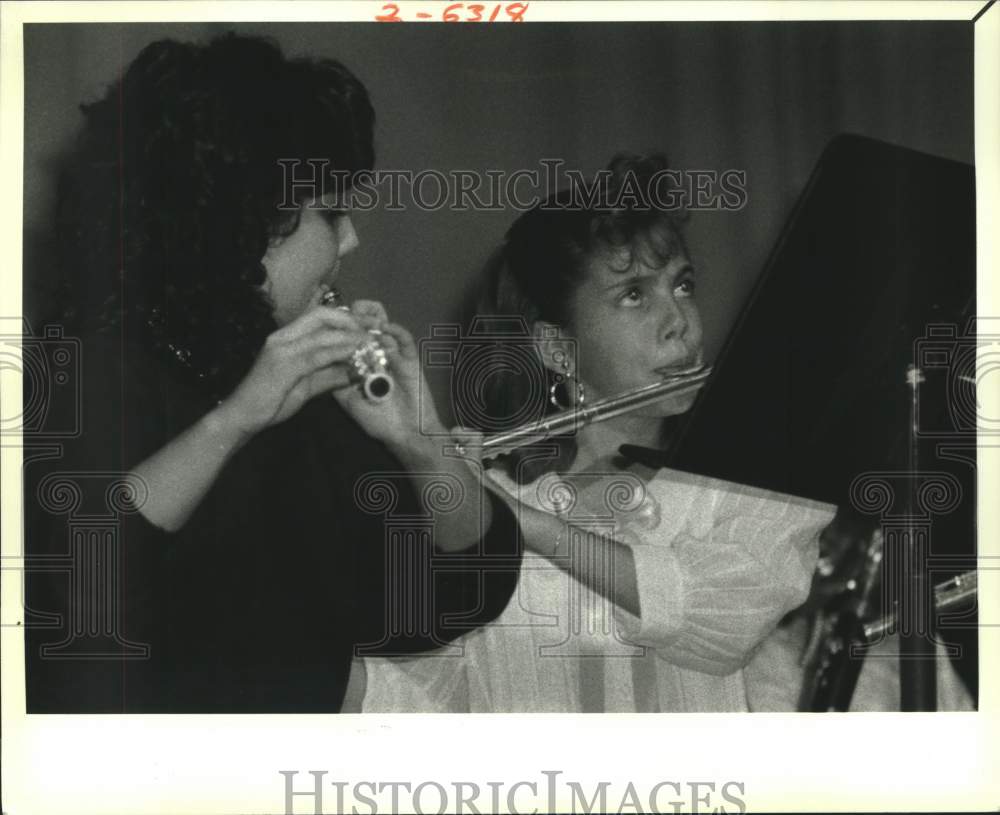 1988 Press Photo Kathy Osborne &amp; Erica Ruhl perform at Edna Karr School program - Historic Images