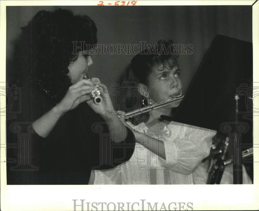 1988 Press Photo Kathy Osborne & Erica Ruhl perform at Edna Karr School program - Historic Images