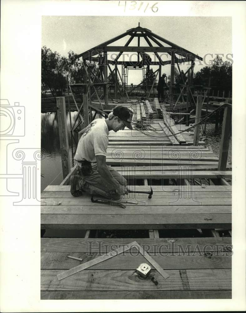 1986 Press Photo Kip Morel works on constructing Marsh Island in Lafreniere Park - Historic Images