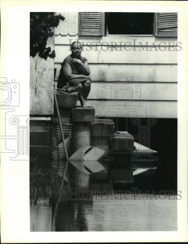 1991 Press Photo Laura Treadway at her porch looking at flood in Lafitte home - Historic Images