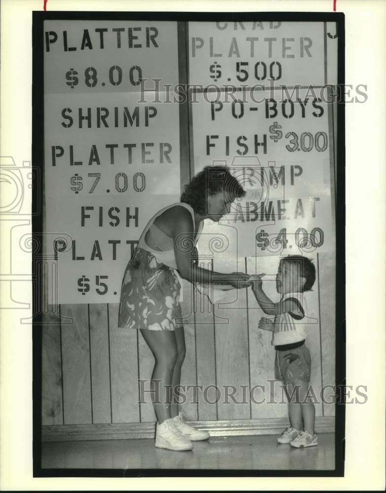 1989 Press Photo Michelle &amp; son Seth taste  seafood platter-Lafitte Seafood Fest - Historic Images