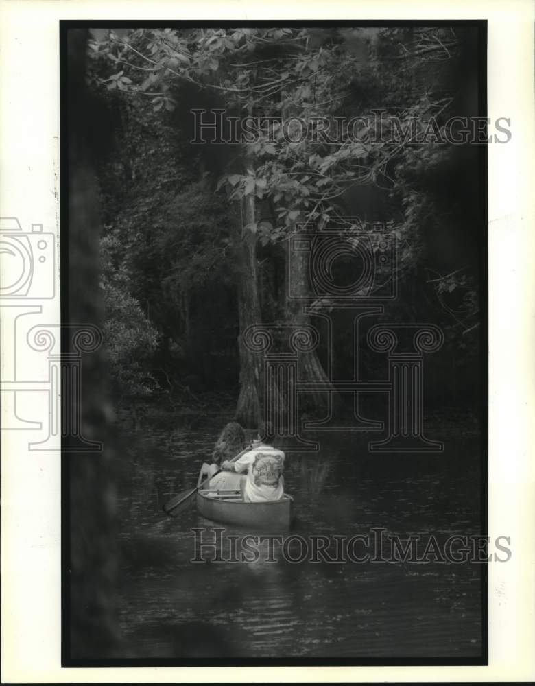 1992 Press Photo Couple paddles down Bayou Coquille in Jean Lafitte Park - Historic Images