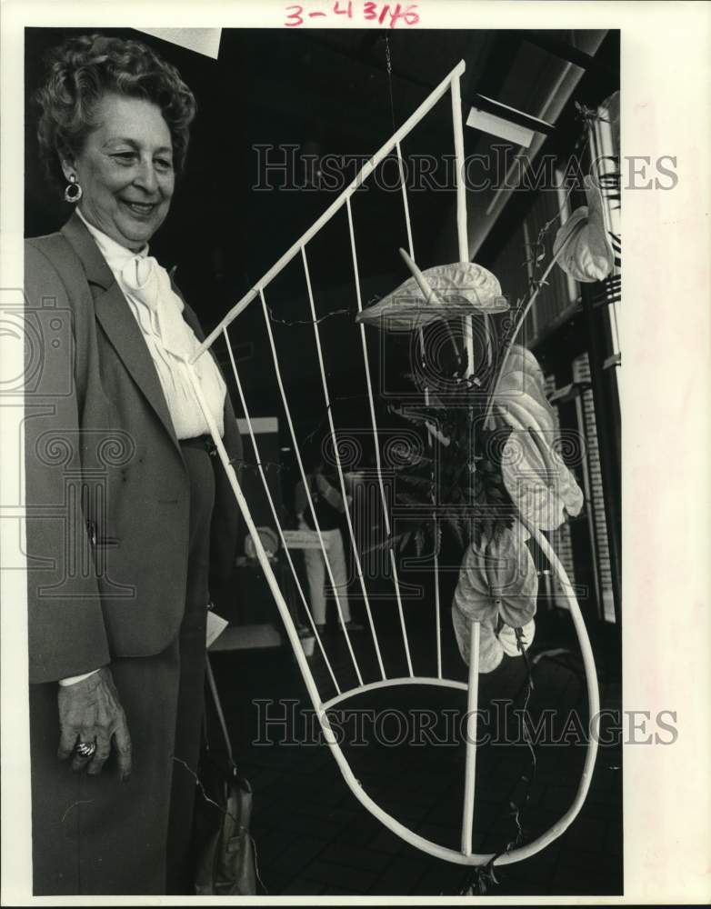 1988 Press Photo Helen Kerner looks at flower arrangement by Margie Breaux - Historic Images