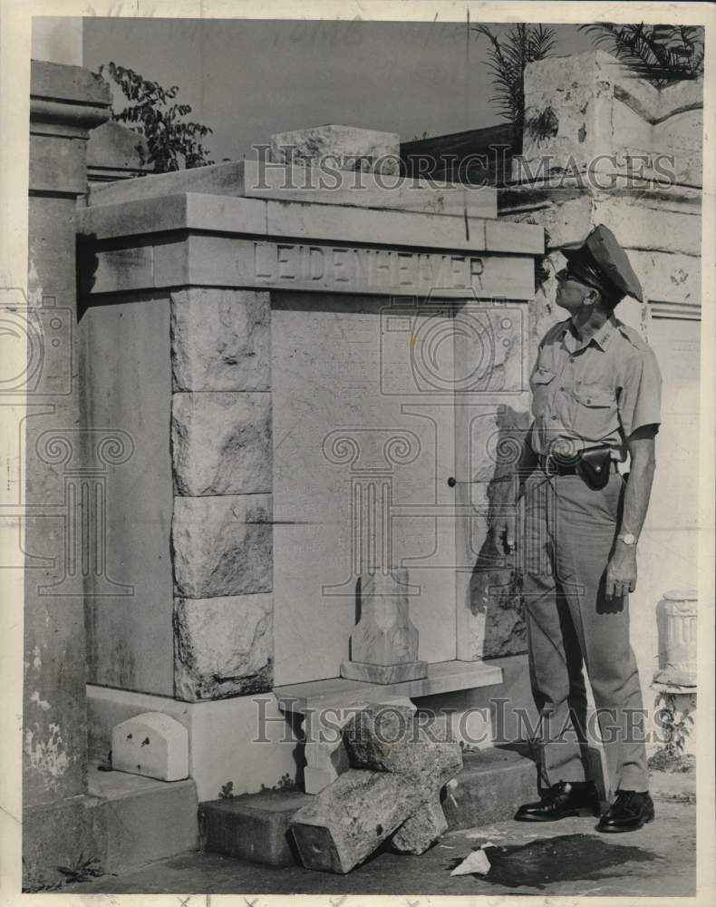 1967 Press Photo Patrolman John Mire examining tomb in Lafayette Cemetery No. 1-Historic Images