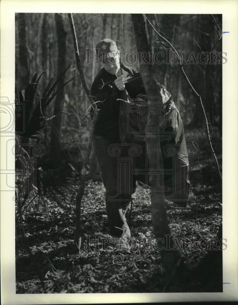 1990 Press Photo Larry Girard during clean up in Jean Lafitte National Park - Historic Images