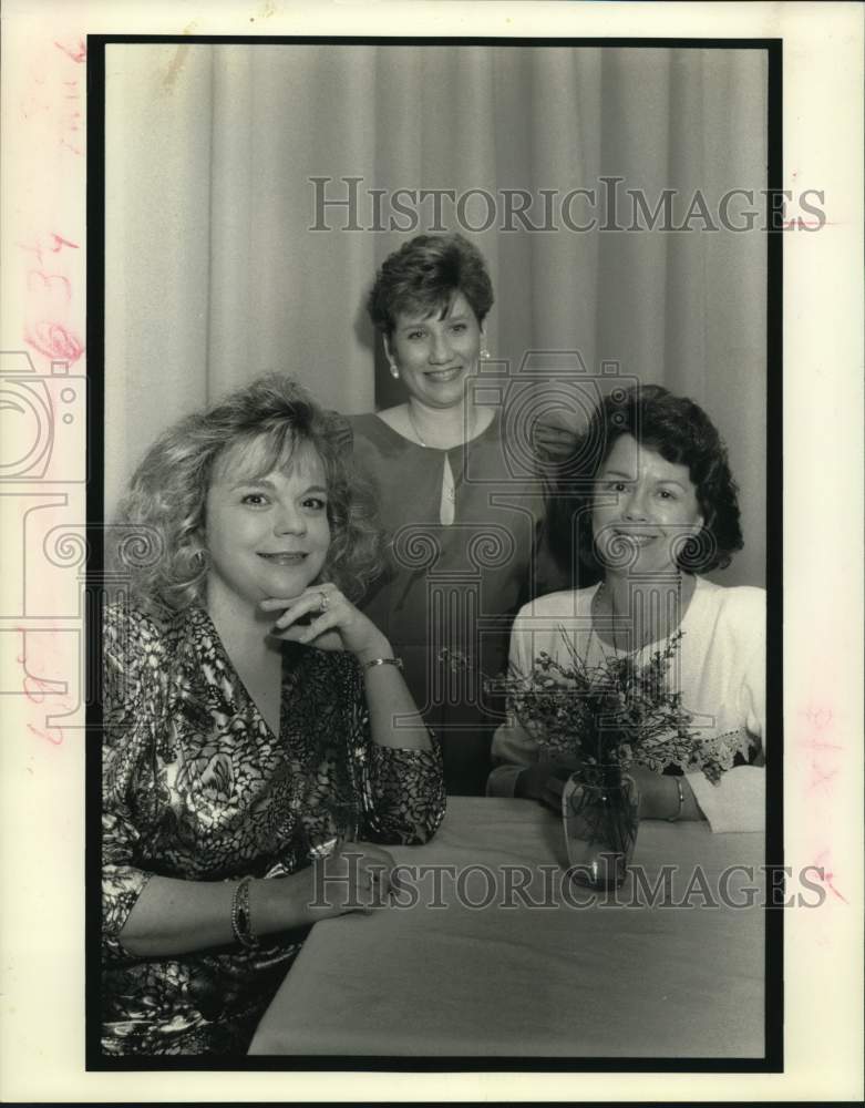 1991 Press Photo Jonnie LaHatte, Kathy Pastorek, Cindy Credo at Jefferson Bar - Historic Images