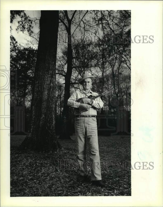 1995 Press Photo Bob Lambert plays mandolin outside his Washington Parish house - Historic Images