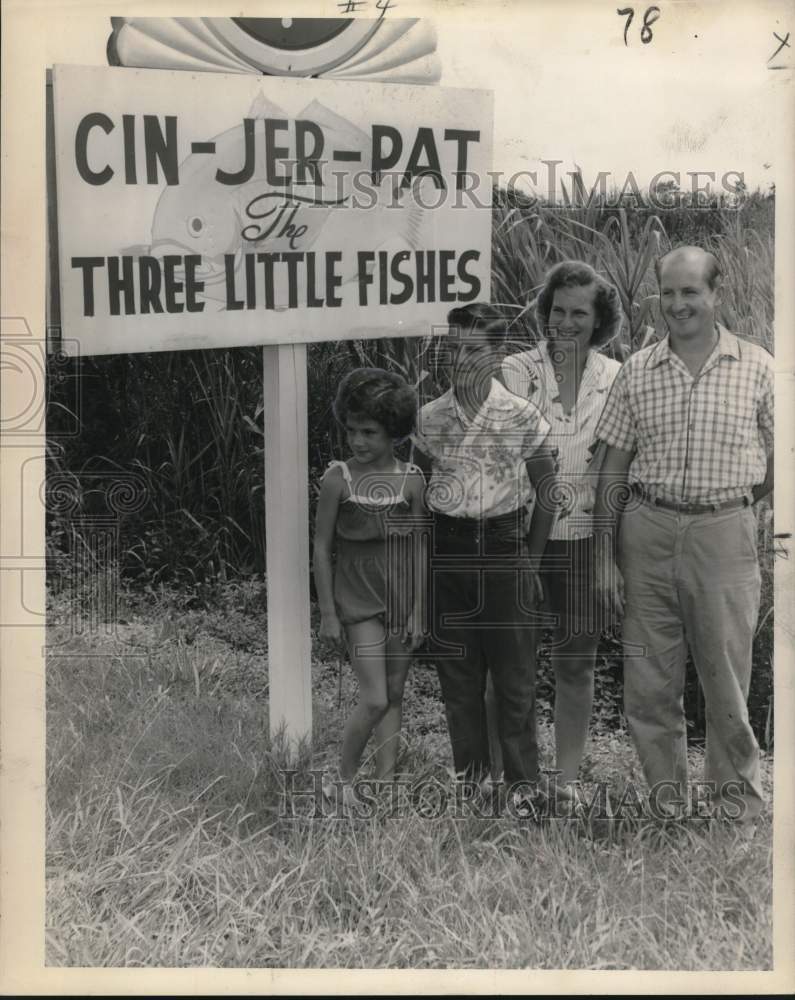 Press Photo Lake Catherine visitors under Three Little Fishes Sign, Cin-Jer-Pat - Historic Images