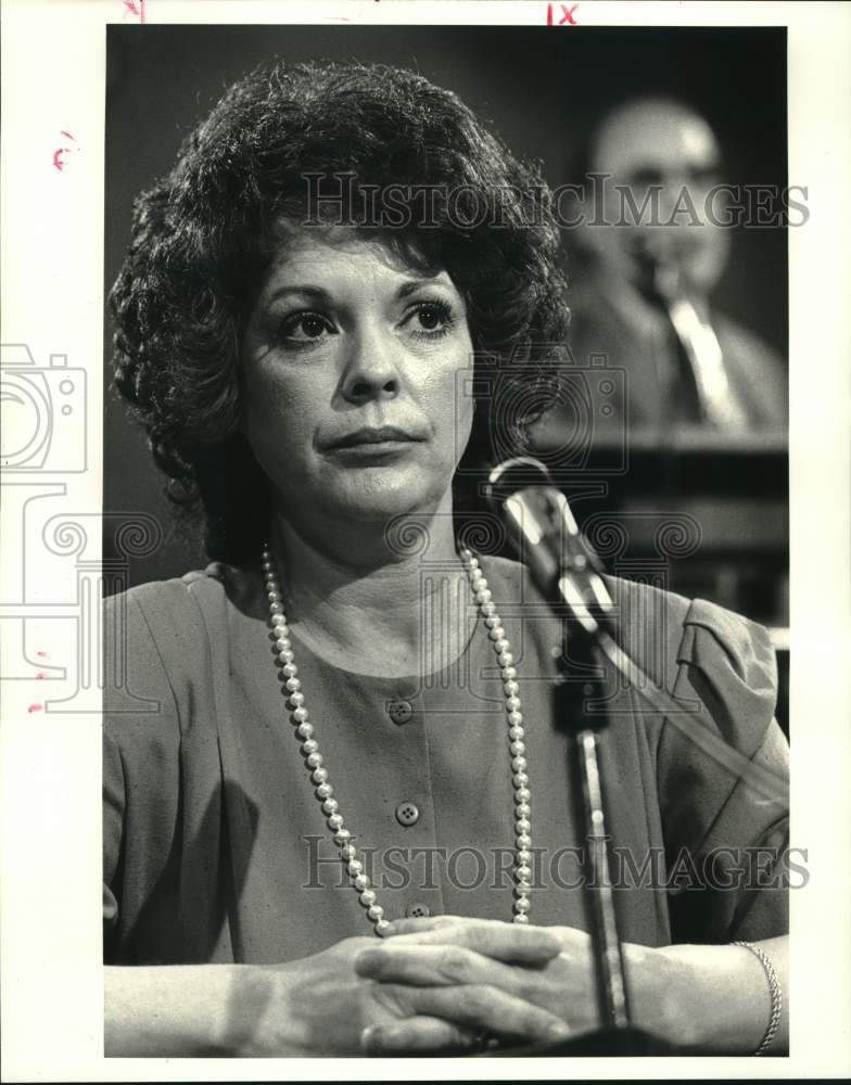 1988 Press Photo Gail Laine, Sales Tax collection at Council Chamber, City Hall - Historic Images