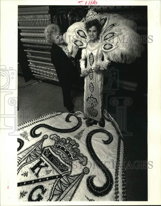 1988 Press Photo Designer Gaynell Jackel and the queen of Grela Jean Marie Kass - Historic Images