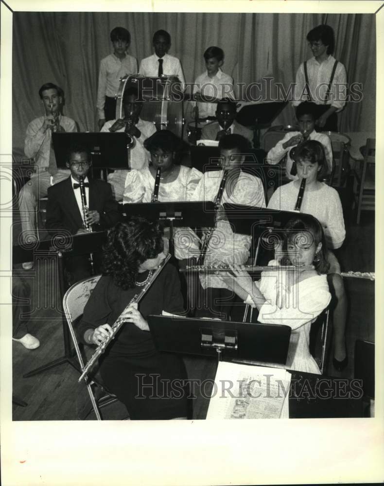 1988 Press Photo Edna Karr Junior High School band performs in concert - Historic Images