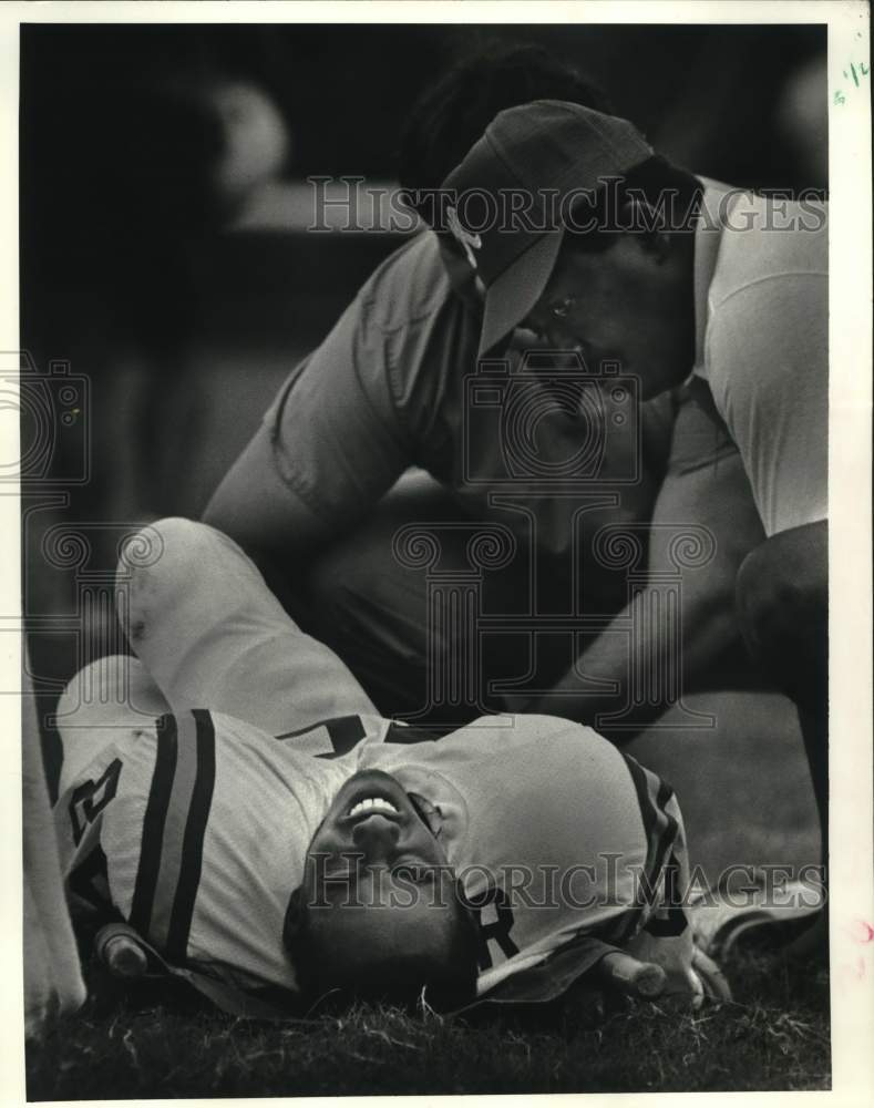 1986 Press Photo Karr Jr High football player Horace Williams injured at game - Historic Images