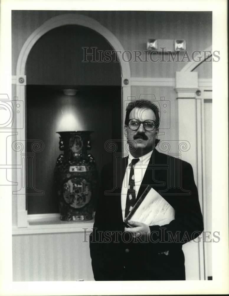 1991 Press Photo Jeffrey Landesbury, Pontchartrain Hotel Manager, remodeled room - Historic Images