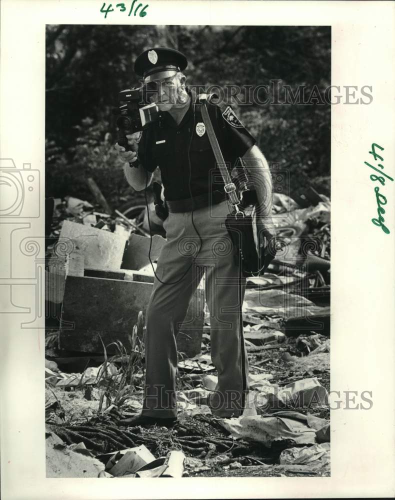 1988 Press Photo Inspector Winston Gillies videotapes illegal dump - Historic Images