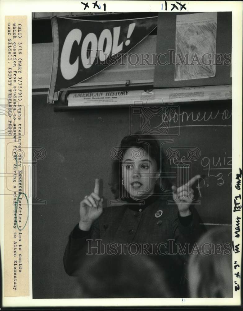 1991 Press Photo State treasurer Mary Landrieu during a visit to Alton School - Historic Images