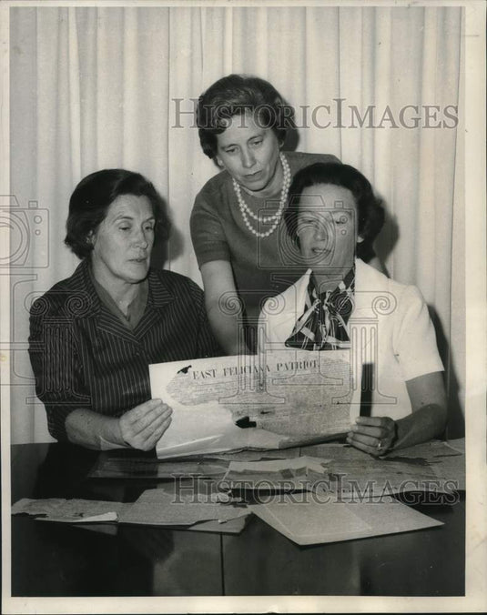 1969 Press Photo DAR Club women read news papers from 1866 found in attic-Historic Images