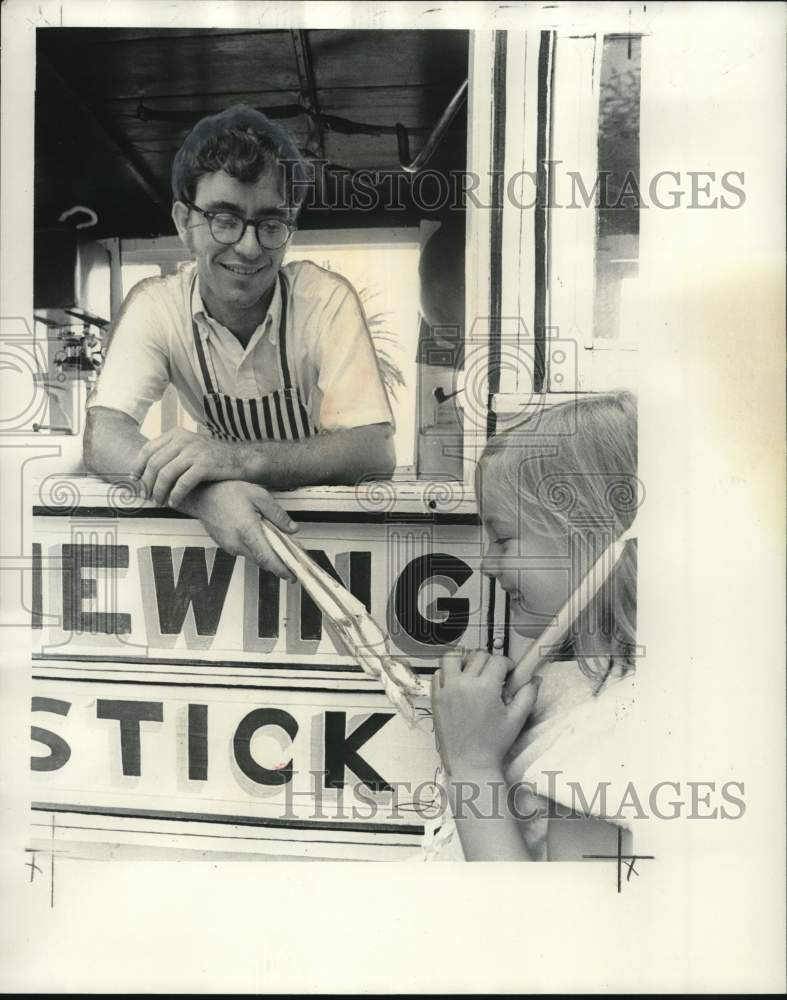 1974 Press Photo Taffy man Ronald Kottemann sells candy to a youngster-Historic Images