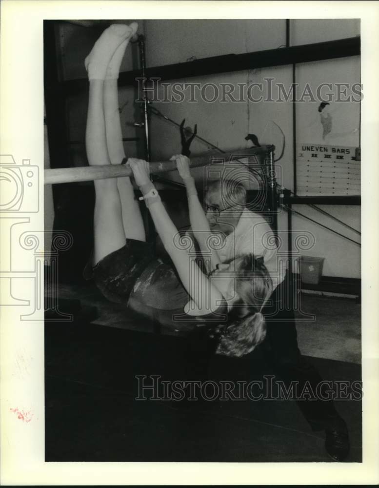 1989 Press Photo Gymnastics coach Jaap Kosters helps Jennifer Bayer - Historic Images