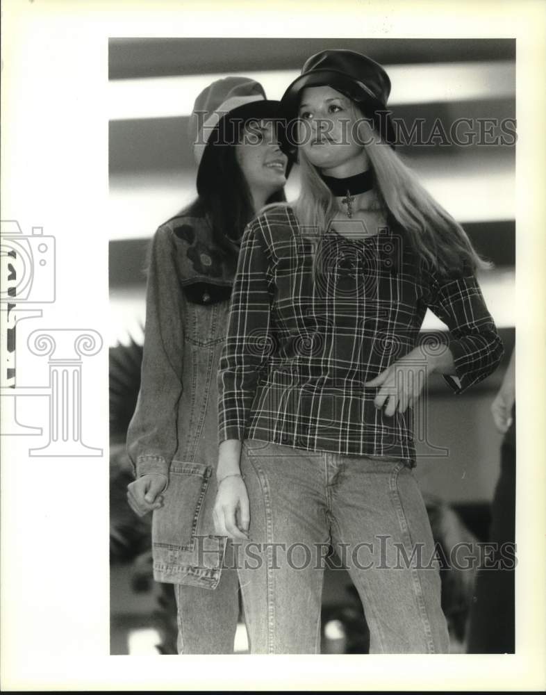 1993 Press Photo Models during Lakeside Mall&#39;s fashion show - Historic Images