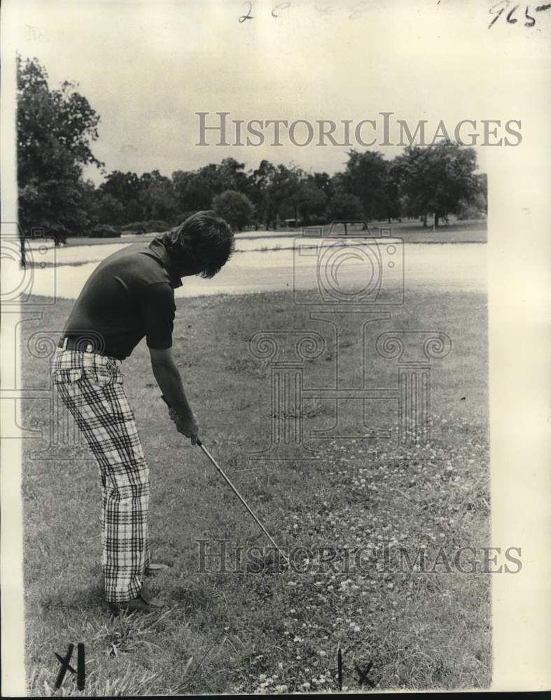 1975 Press Photo Lee Trevino plays golf at Lakewood Country Club golf course - Historic Images