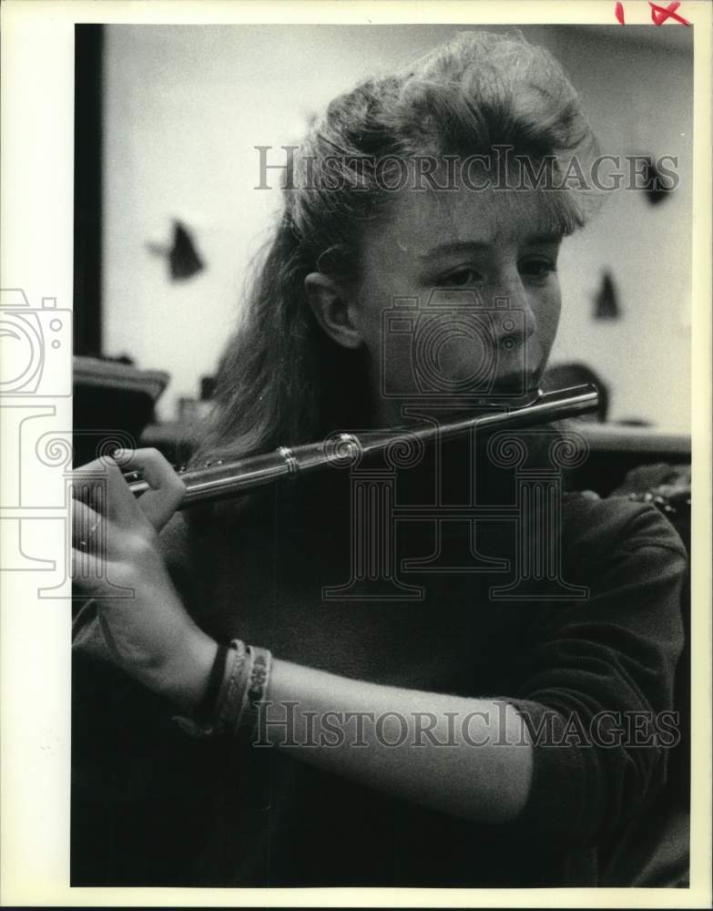 1988 Press Photo Stephanie Landeche plays flute at Lakewood Elementary School - Historic Images