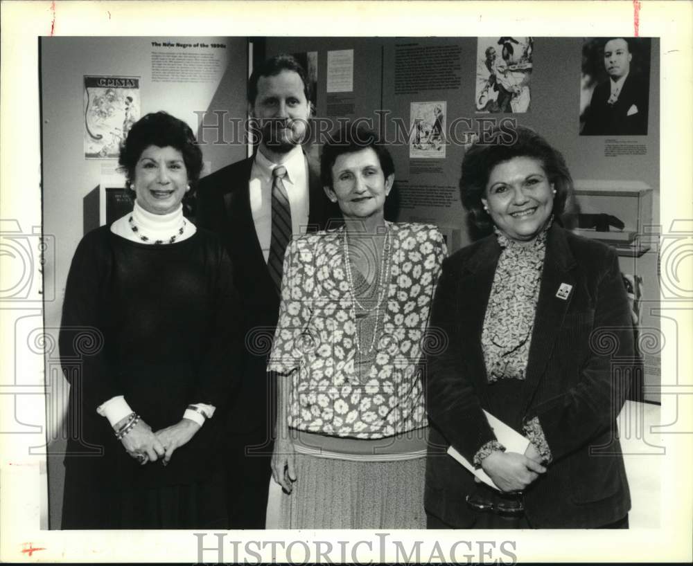 1991 Press Photo Elizabeth Bedikian and others during Black History Exhibit - Historic Images