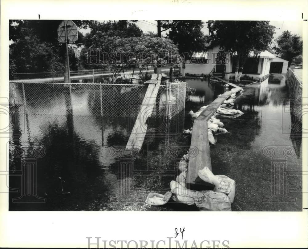 1991 Press Photo Barataria residents using planks &amp; sandbags-Flooding in Lafitte - Historic Images