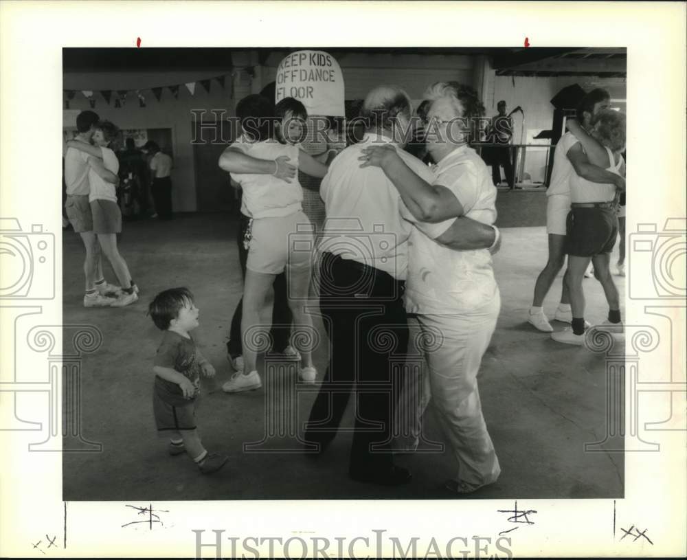 1989 Press Photo Dwayne Perrin on the dance floor at Lafitte Seafood Festival - Historic Images