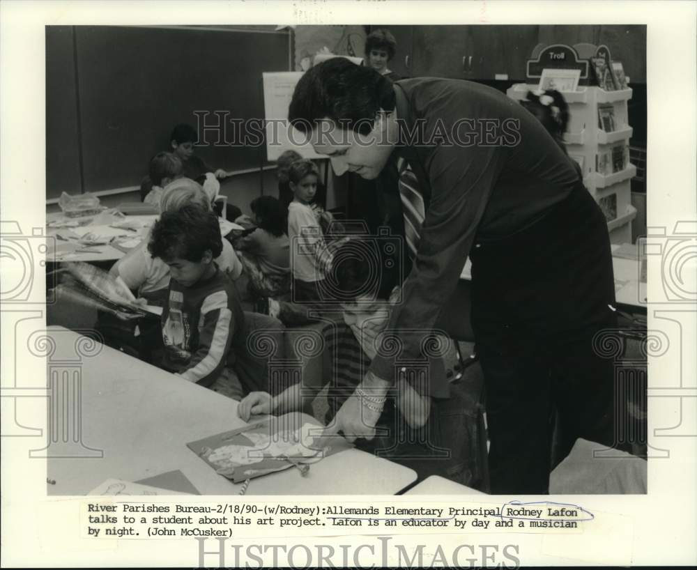 1990 Press Photo Allemands Elementary Principal Rodney Lafon talks to a student - Historic Images