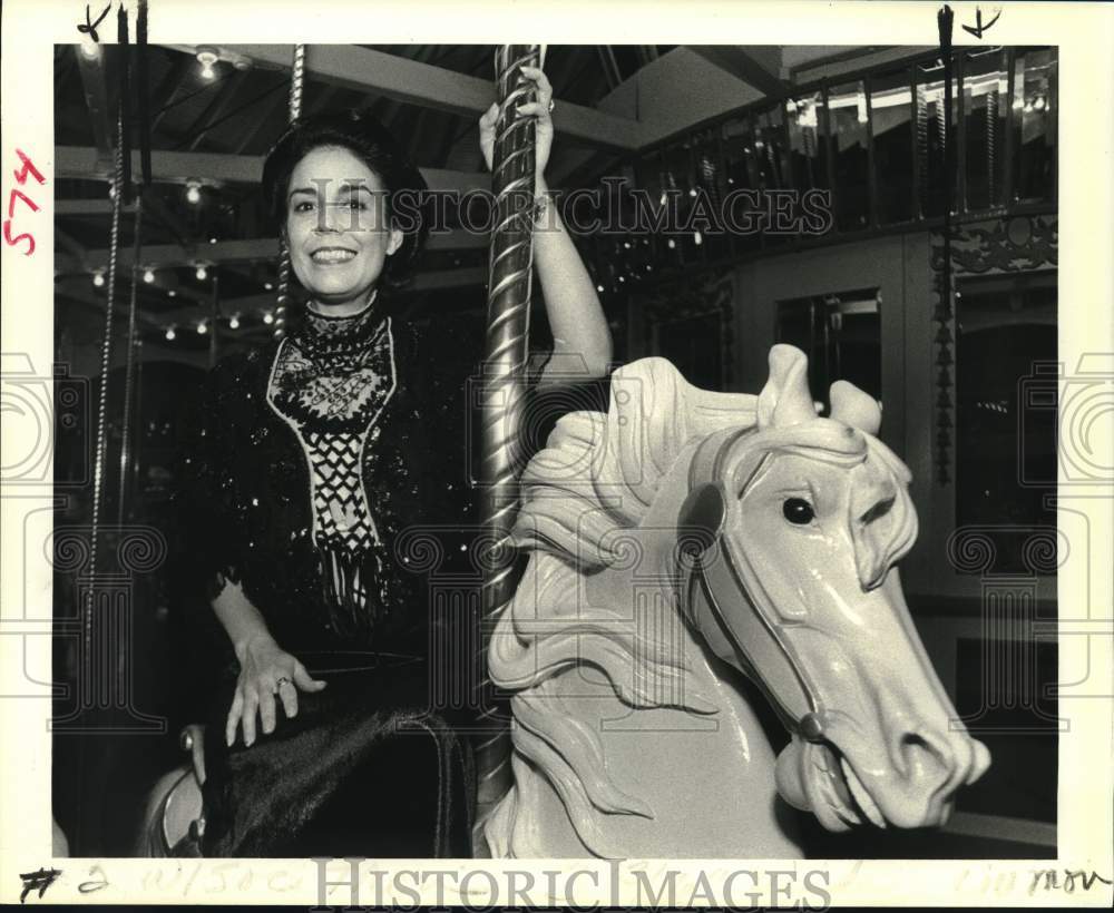 1988 Press Photo Yvonne LaFleur riding the carousel at Lark in the Park - Historic Images