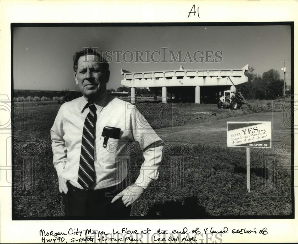 Press Photo Morgan City Mayor LaFleur at end of 4 laned section of Highway 90 - Historic Images