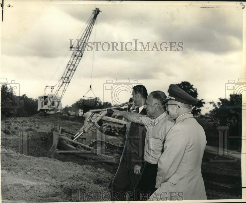 1964 Press Photo Strengthen levee across Mississippi River-Bonnet Carre Spillway - Historic Images