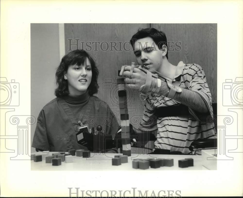 1989 Press Photo Mary LaForge works with Benjamin Cornwell at Ochsner Hospital - Historic Images